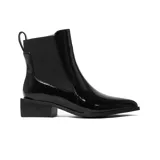 Botín Chelsea de charol negro con elástico lateral, punta fina y tacón cuadrado bajo.
