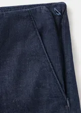 Pantalón de tiro alto y silueta recta, de color azul marino.