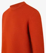 Sueter de punto liviano para hombre, de color naranja con textura acanalada horizontal, cuello redondo y mangas largas con puños ajustados.