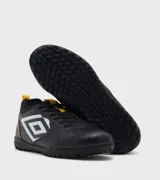 Championes de fútbol Umbro Tocco II Club T, color negro con detalles en blanco y amarillo.