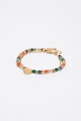 Pulsera doble de eslabones dorados combinada con cuentas de piedras multicolor y dije colgante en forma de corazón con logo grabado.