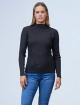 Buzo negro de tejido acanalado, con cuello alto y mangas largas.