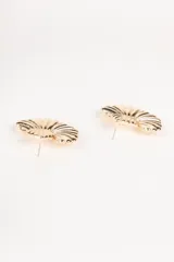 Aros colgantes dorados con forma de abanico con textura acanalada.