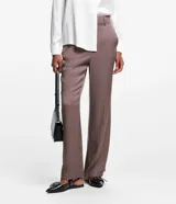 Pantalón recto de jacquard con estampado mini pied-de-poule, trabillas en la cintura y bolsillos tipo cuchillo.