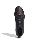 Championes de fútbol Adidas Predator League Turf, diseñados para superficies sintéticas. Presentan una capellada sintética texturizada en color negro con detalles en rojo, optimizada para mejorar el control y la precisión en el contacto con el balón. Incluyen suela especializada para tracción en césped sintético y sistema de cierre con cordones.