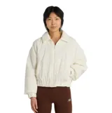 Campera New Balance de corte corto y diseño holgado, color beige. Presenta cuello camisero, cierre frontal completo y puños elásticos.