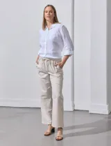 Pantalón de corte recto con cintura elástica y lazo de ajuste. Cuenta con bolsillos laterales y traseros, confeccionado en una mezcla de fibras naturales y sintéticas.