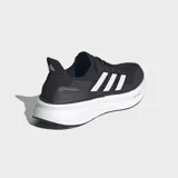 Championes de running Adidas Ultraboost 5 en color negro con las tres tiras características en blanco. Presentan una entresuela con tecnología Light BOOST para una amortiguación ligera y retorno de energía, sistema Torsion para mayor estabilidad y suela de caucho Continental para un agarre óptimo. El exterior está confeccionado en tejido textil transpirable.