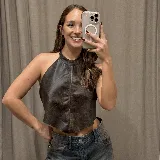 Top halter de cuero plateado con acabado metalizado, diseño estructurado con costura central vertical y bajo en punta.