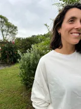 Remerón oversize con tajos a los costados, confeccionado en algodón.