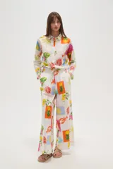 Pantalón de algodón estampado con motivos tropicales, corte recto y cintura alta con punto smock.