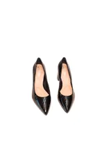 Zapato tipo stiletto de cuero charol negro con textura grabada efecto cocodrilo. Presenta una silueta clásica de salón con punta fina y tacón de bloque.