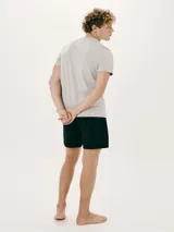 Pijama de hombre compuesto por una remera azul de manga corta con cuello en V y un short azul marino.