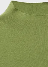 Jersey de punto fino con cuello perkins y manga larga. Presenta un diseño recto y minimalista, ideal para un look casual y elegante.