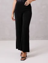 Pantalón wide leg de tejido con acabado brillante, marca Allie Rose. Presenta una pretina elástica fina y una costura vertical frontal que recorre toda la pierna.