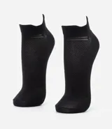 Kit de dos pares de medias invisibles negras, confeccionadas en poliamida y elastano, de tejido liso y diseño deportivo.