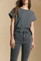 Jean oxford de tiro alto confeccionado en denim con spandex, de color gris oscuro lavado. Presenta un corte ajustado en la parte superior que se ensancha hacia el ruedo, el cual incluye aberturas frontales.
