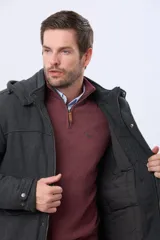 Saco de paño color gris oscuro, con capucha desmontable, cierre frontal oculto por cartera con botones a presión y bolsillos laterales. Presenta un diseño de abrigo estructurado con forro interior.