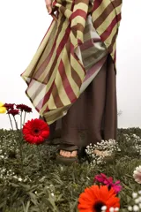 Top de lycra 100% poliéster estampado, de corte al cuello y ajuste elástico.