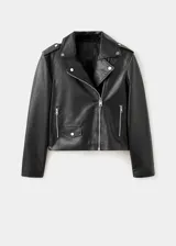 Chaqueta estilo biker de cuero negro, con cuello de solapa con muescas, cierre frontal cruzado con cremallera, bolsillos laterales con cremallera y un bolsillo pequeño con solapa y broche a presión.