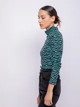 Polera negra con estampado geométrico en blanco, de cuello alto y manga larga.