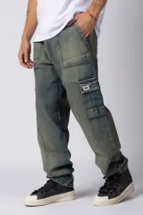 Pantalón cargo de jean con efecto lavado ácido en tono gris. Presenta bolsillos laterales tipo cargo, bolsillos frontales amplios y corte holgado.