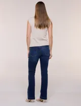 Buzo sin mangas de punto fino color beige, con calce al cuerpo y escote volcado estructurado con solapa superpuesta en el pecho.