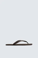 Sandalia de goma color marrón oscuro, con suela plana y dos tiras anchas en el empeine.