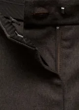 Pantalón de vestir de corte wide leg en color marrón, con diseño de tiro medio, detalle de pinzas frontales, bolsillos laterales y cierre frontal con cremallera, gancho y doble botón.
