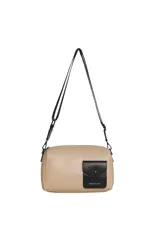 Cartera bandolera de cuero sintético beige, con bolsillo frontal con solapa y broche en color negro, y correa ajustable negra.