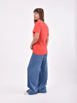 Remera azul con estampado de estrellas blancas, cuello redondo y mangas cortas con frunce en los hombros.