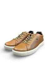 Zapatenis de cuero para hombre, modelo 111501 de la marca Pegada, en color camel con suela blanca y cordones al tono.