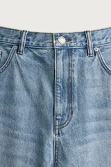 Jeans de corte slim cropped confeccionados en denim de algodón rígido con efecto lavado. Presentan tiro medio, cierre frontal con cremallera y botón, y diseño clásico de cinco bolsillos.