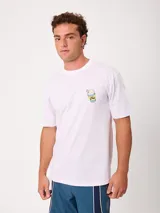 Remera blanca de corte holgado, de manga corta y cuello redondo, con pequeño estampado gráfico de un vaso de café en el pecho.