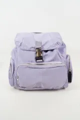 Mochila de nylon color lila con cierre de hebilla frontal, bolsillo exterior con cierre y bolsillos laterales con cierre.