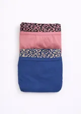 Pack de dos bombachas tipo vedettina de microfibra sin costuras. Una prenda es de color rosado y la otra de color azul, ambas con una banda elástica superior con estampado animal print.