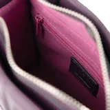 Cartera tote chica color púrpura, con diseño acolchado y logo metálico XL al frente. Tiene doble asa corta y correa larga regulable.