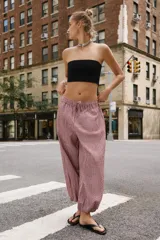Pantalón bombacho con estampado de cuadros vichy en color rojo y blanco, cintura elástica con cordón de ajuste y puños elásticos en los tobillos.