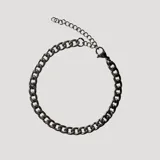 Pulsera plateada de acero con eslabones tipo cadena y cierre de mosquetón con cadena de alargue.