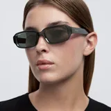 Gafas de sol rectangulares con montura gris y lentes negras polarizadas.