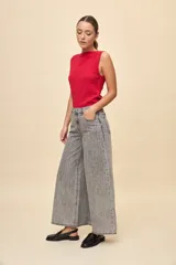 Jean wide leg de tiro alto color celeste, con calce amplio y pierna ancha, diseño de cinco bolsillos y cierre frontal con botón y cremallera.