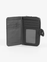 Billetera plegable color natural de cuero vegano con cierre perimetral y solapa con broche a presión. Cuenta con aplique metálico con el logo de la marca en el frente.