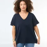 Camiseta básica de manga corta en color azul marino, con cuello en pico y corte holgado.