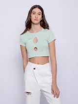 Top corto de manga corta color amarillo con estampado de lunares blancos y aberturas circulares en el escote.