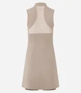Vestido deportivo de microfibra color beige, con cuello alto y cierre frontal parcial. Presenta recortes laterales de tul y diseño sin mangas con falda acampanada. Incluye short interno para mayor comodidad.