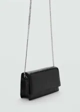 Bolso de mano rectangular pequeño con efecto piel texturizada, cierre de solapa con botón magnético y asa larga tipo bandolera.