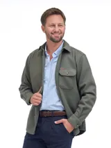 Sobrecamisa de tejido tipo paño en color verde militar, con cuello clásico, cierre frontal de botones y bolsillo en el pecho con solapa y detalle de etiqueta.