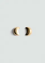 Aros de diseño minimalista con forma de media luna y acabado pulido brillante.