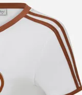 Pijama corto Lov de dos piezas confeccionado en peach touch. Compuesto por remera blanca de manga corta con ribetes y cuello marrón, con estampa frontal de oso y la leyenda "Be Cool", y short de rayas verticales rosadas y blancas con cintura elastizada.