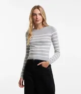 Blusa de punto de viscosa con cuello redondo, mangas largas y diseño de rayas horizontales contrastantes.